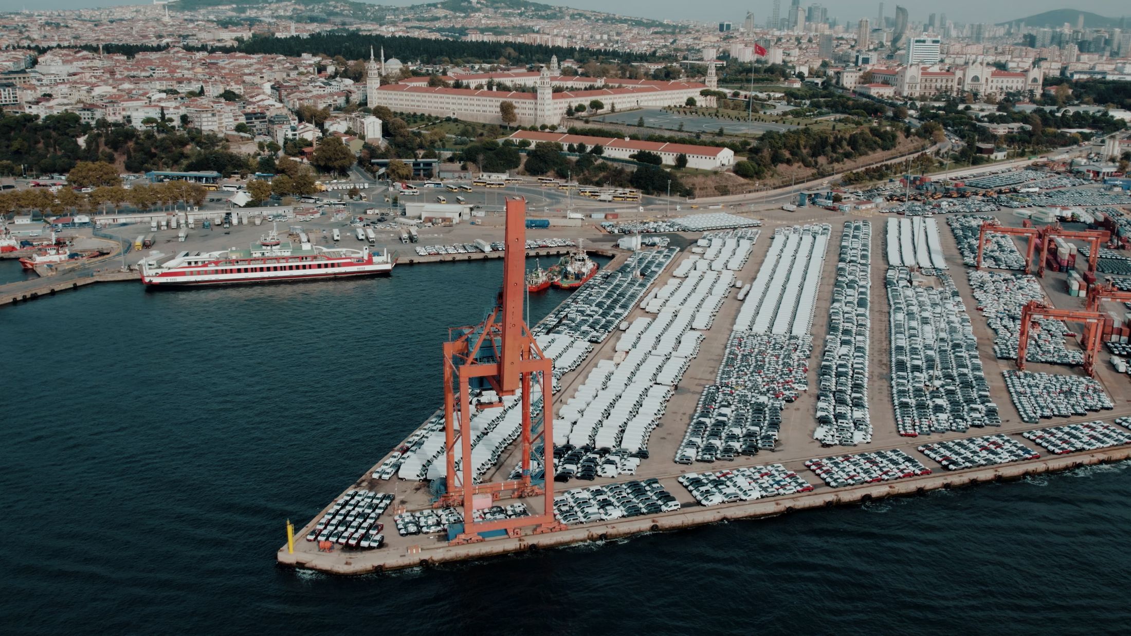 Автомобильный терминал в порту, вид сверху